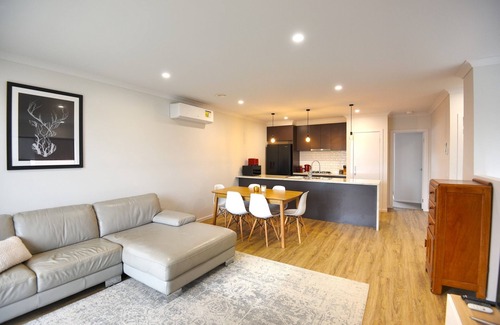 Canadian Casa | Kaythree - Perfect 3br townhouse close to the centre of Ballarat