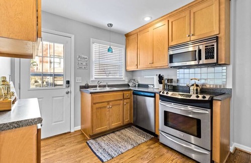 South Kansas City Casa | The adorable Kansas City Coach House is cozy, clean, and comfortable