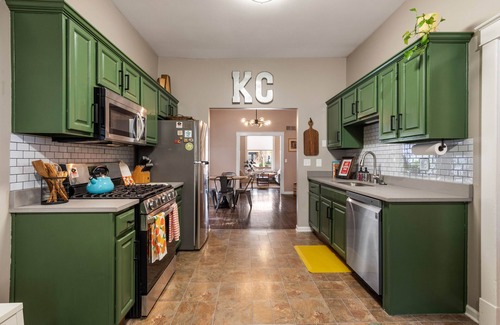 Rosedale Casa | KC Explorer - Walkable 39th St. Bungalow + Parking!