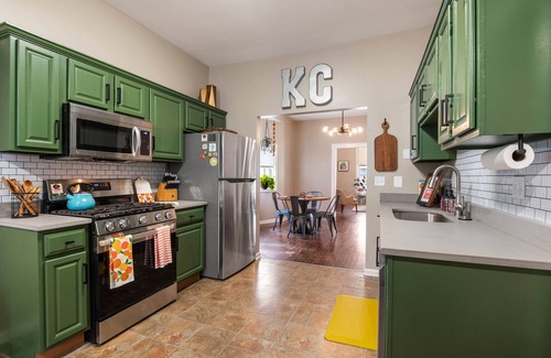Rosedale Casa | KC Explorer - Walkable 39th St. Bungalow + Parking!