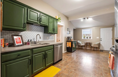 Rosedale Casa | KC Explorer - Walkable 39th St. Bungalow + Parking!