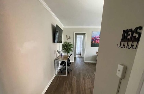 Country Club Plaza Area Apartamento | KC Plaza 1 blk One Bedroom with Gym/Pool/Parking