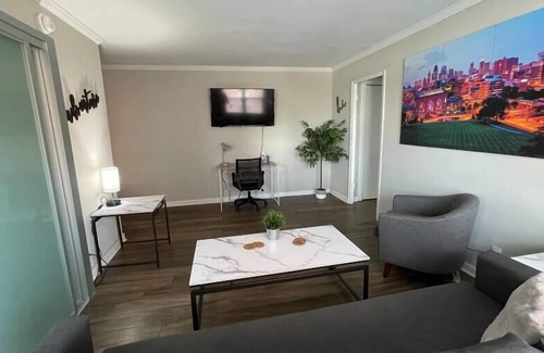 Country Club Plaza Area Apartamento | KC Plaza 1 blk One Bedroom with Gym/Pool/Parking
