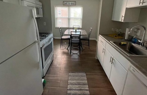 Country Club Plaza Area Apartamento | KC Plaza 1 blk One Bedroom with Gym/Pool/Parking