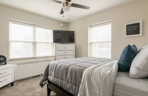 Country Club Plaza Area Apartamento | KC Plaza One Bedroom with Gym/Pool/Parking
