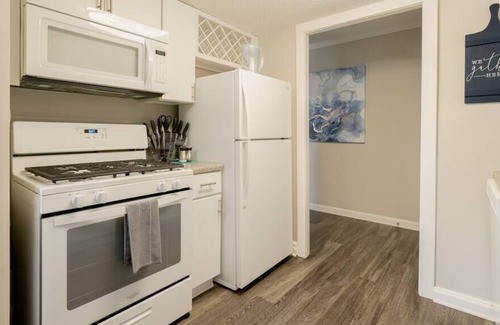 Country Club Plaza Area Apartamento | KC Plaza One Bedroom with Gym/Pool/Parking