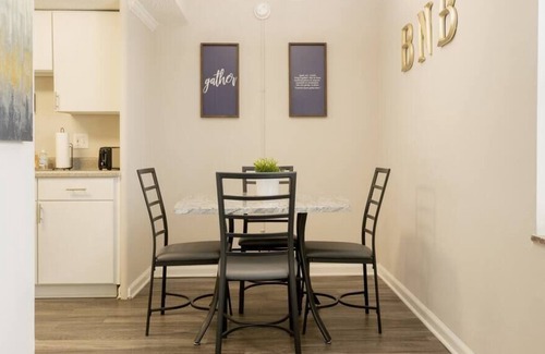 Country Club Plaza Area Apartamento | KC Plaza One Bedroom with Gym/Pool/Parking
