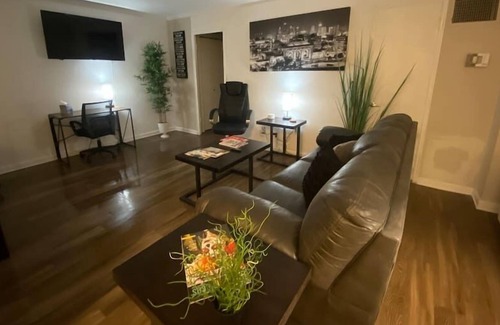 Country Club Plaza Area Apartamento | KC Plaza One Bedroom with Gym/Pool/Parking