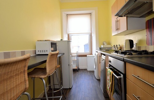 Gourock Apartamento | Keek Oot at 73, upper apartment on Main St, value for money. Pet friendly.