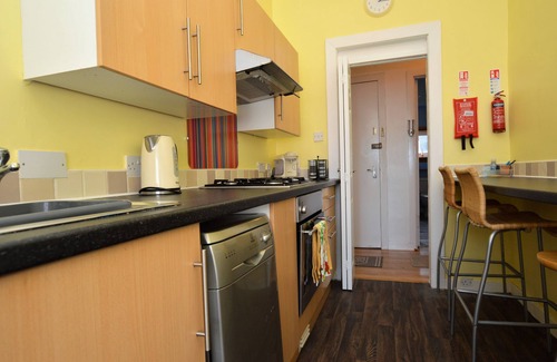 Gourock Apartamento | Keek Oot at 73, upper apartment on Main St, value for money. Pet friendly.