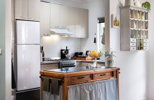 Hepburn Springs Apartamento | Kellaway's- charming cottage with sunny deck and gas log fire