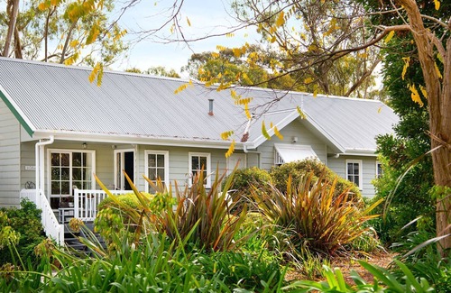 Hepburn Springs Apartamento | Kellaway's- charming cottage with sunny deck and gas log fire