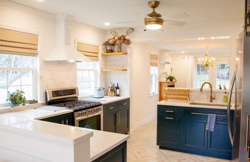 North Downtown Casa | Kelly Cottage-Lovely Light Casa llena en el centro de Charlottesville