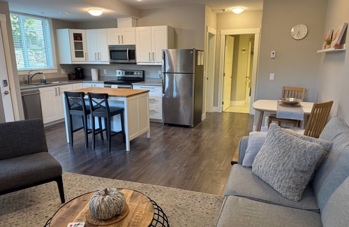 Black Mountain Casa | Kelowna Getaway - Black Mountain Golf & Ski