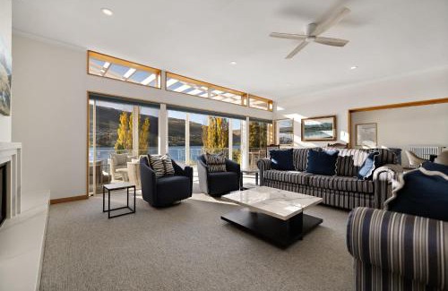 Kelvin Heights Casa | Kelvin Heights Retreat Lake Views BBQ Fireplace