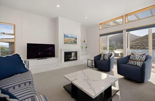 Kelvin Heights Casa | Kelvin Heights Retreat Lake Views BBQ Fireplace