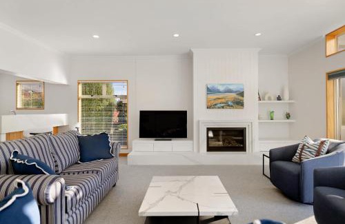 Kelvin Heights Casa | Kelvin Heights Retreat Lake Views BBQ Fireplace