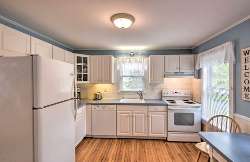 Kennebunk Casa | Kennebunk Home w/ Yard < 1 Mile to Dock Square!