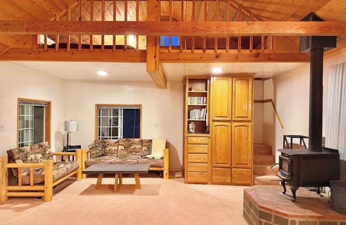 Inyokern Cabina | Cozy Bluebird Mountain Cabin by River & Trails - 2BDR and Cozy Perch Loft