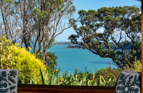 Surfdale Casa | Kennedy Point Guest House - Stay Waiheke