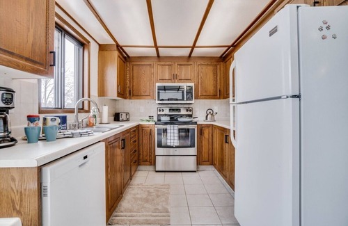 Southwest Edmonton Casa | Kenny - Large Home near Park & River Valley