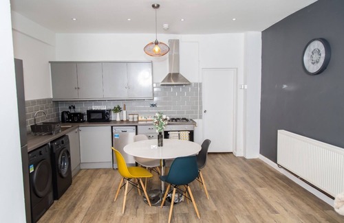 Nottingham Casa | KENSINGTON HOUSE: A Contemporary House/ Perfect for groups/ Close to City Centre