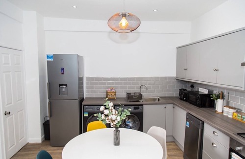 Nottingham Casa | KENSINGTON HOUSE: A Contemporary House/ Perfect for groups/ Close to City Centre