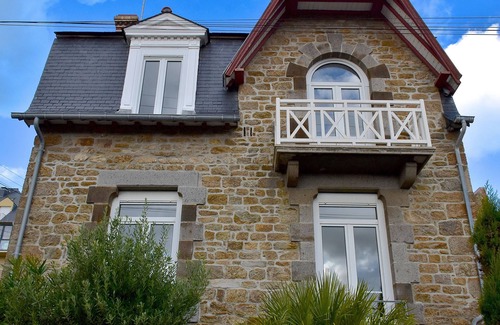 Courtoisville-Sillon-Moka Villa | Ker Lucienne" 50m from the "sillon" beach in the center of town, 12 minutes from the city center and the TGV train station.