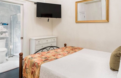 Faubourg Marigny Condominio | Kerlerec #2 · Steps to French Quarter & Frenchmen St. Two Bedroom Condo
