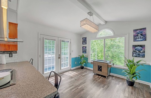 Kernersville Casa | Kernersville Hot Tub Pool Arcade Gym Wifi Coffee