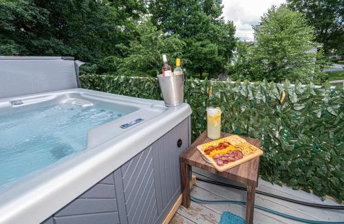 Kernersville Casa | Kernersville King Beds Hot Tub Arcade Firepit