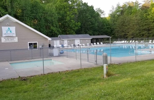 Kernersville Casa | Kernersville Sleeps 16+ w/ Hot Tub Arcade King Bed