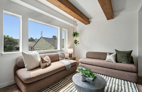 Kerns Casa | Kerns 6BR - New Spanish Style Group Stay
