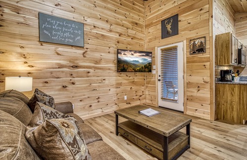 Cosby Cabaña | Kerri's Cottage, Pickleball Court, Creek, WIFI, Mountain Views, No Cleaning Fee
