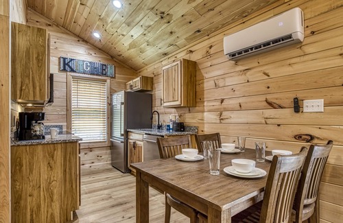 Cosby Cabaña | Kerri's Cottage, Pickleball Court, Creek, WIFI, Mountain Views, No Cleaning Fee