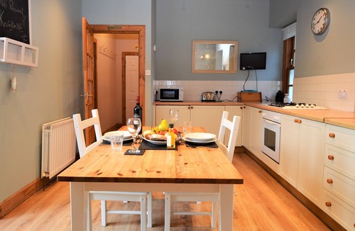 Kilmun Cabaña | Kevington Cottage, charming one bedroom cottage, conservatory, decking area,