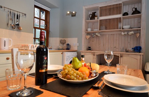 Kilmun Cabaña | Kevington Cottage, charming one bedroom cottage, conservatory, decking area,