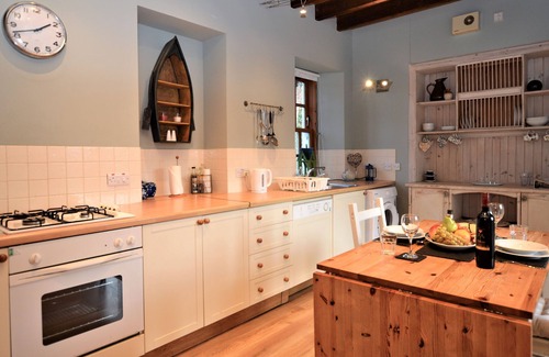 Kilmun Cabaña | Kevington Cottage, charming one bedroom cottage, conservatory, decking area,