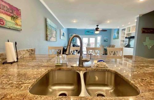 Key Allegro Apartamento | Key Allegro Condo on the BAY with BOAT DOCK & POOL!