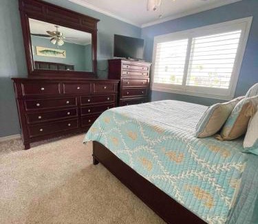 Key Allegro Apartamento | Key Allegro Condo on the BAY with BOAT DOCK & POOL!