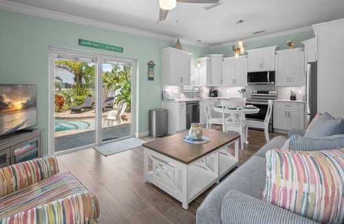 Holmes Beach Casa | Key Lime Cottage by Beach Boutique Rentals