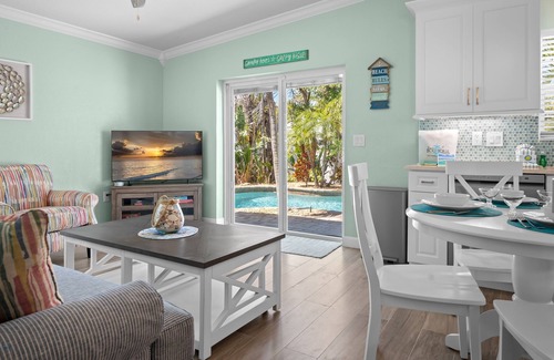 Holmes Beach Casa | Key Lime Cottage by Beach Boutique Rentals