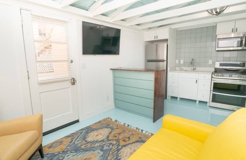 Northeast Virginia Beach Cabaña | KEY WEST INSPIRED STUDIO W/ VAULTED CIELINGS. SHORT WALK TO THE BEACH!