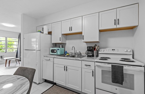 Clearwater Beach Cabaña | KEYLIME COTTAGE Heated Pools, steps from the beach perfect location