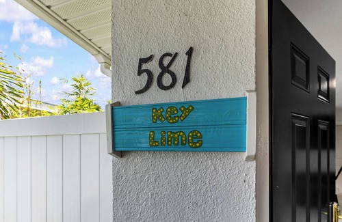 Clearwater Beach Cabaña | KEYLIME COTTAGE Heated Pools, steps from the beach perfect location