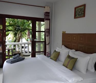 Phanom Casa | Khaosok gallery & camp