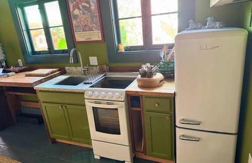 Faubourg Marigny Apartamento | Kick back and relax in this calm, clean, stylish, well equipped space.