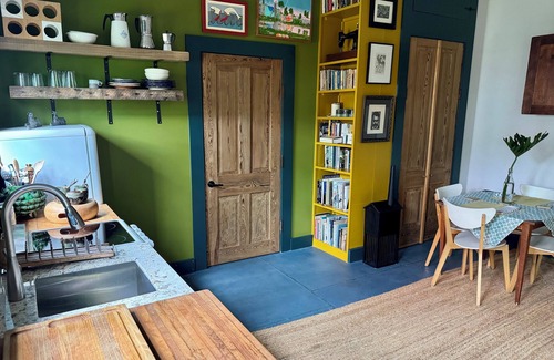 Faubourg Marigny Apartamento | Kick back and relax in this calm, clean, stylish, well equipped space.