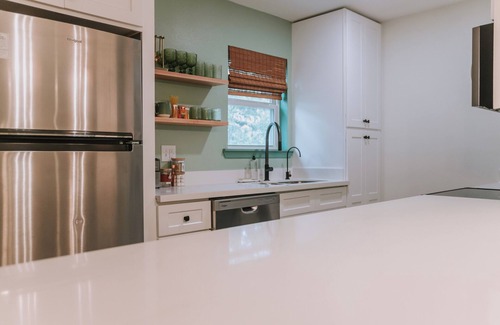 Biloxi Condominio | Steps to DT OS & Front Beach, Eco- Friendly, Pool