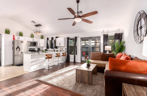 Ahwatukee Foothills Casa | KIDS LOVE ME! Neon 5 Waterfall Heated Pool, HOT TUB, Putting Greens & Fire Pit